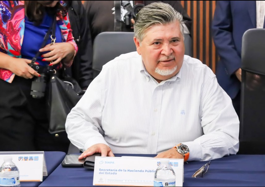 Luis García Sotelo, secretario de Hacienda Pública en Jalisco en una conferencia de prensa