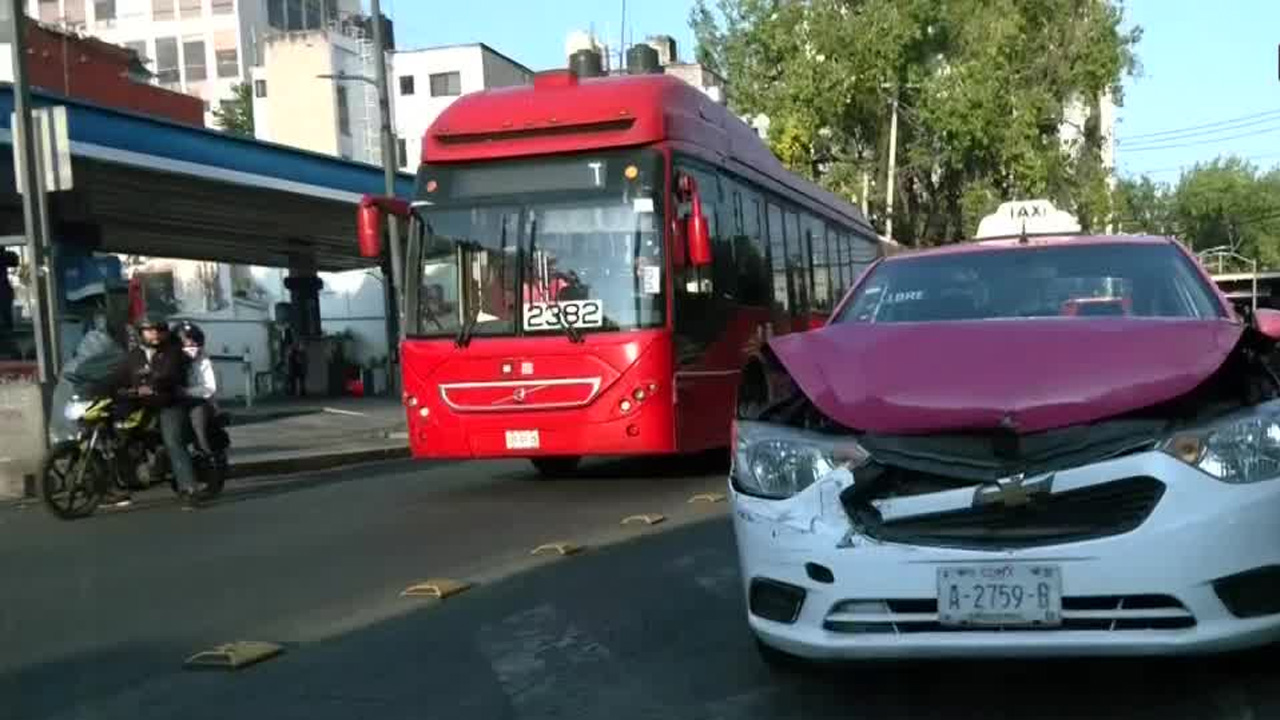 Un taxi chocó contra la parte trasera de una unidad del Metrobús sobre Avenida Insurgentes Sur.