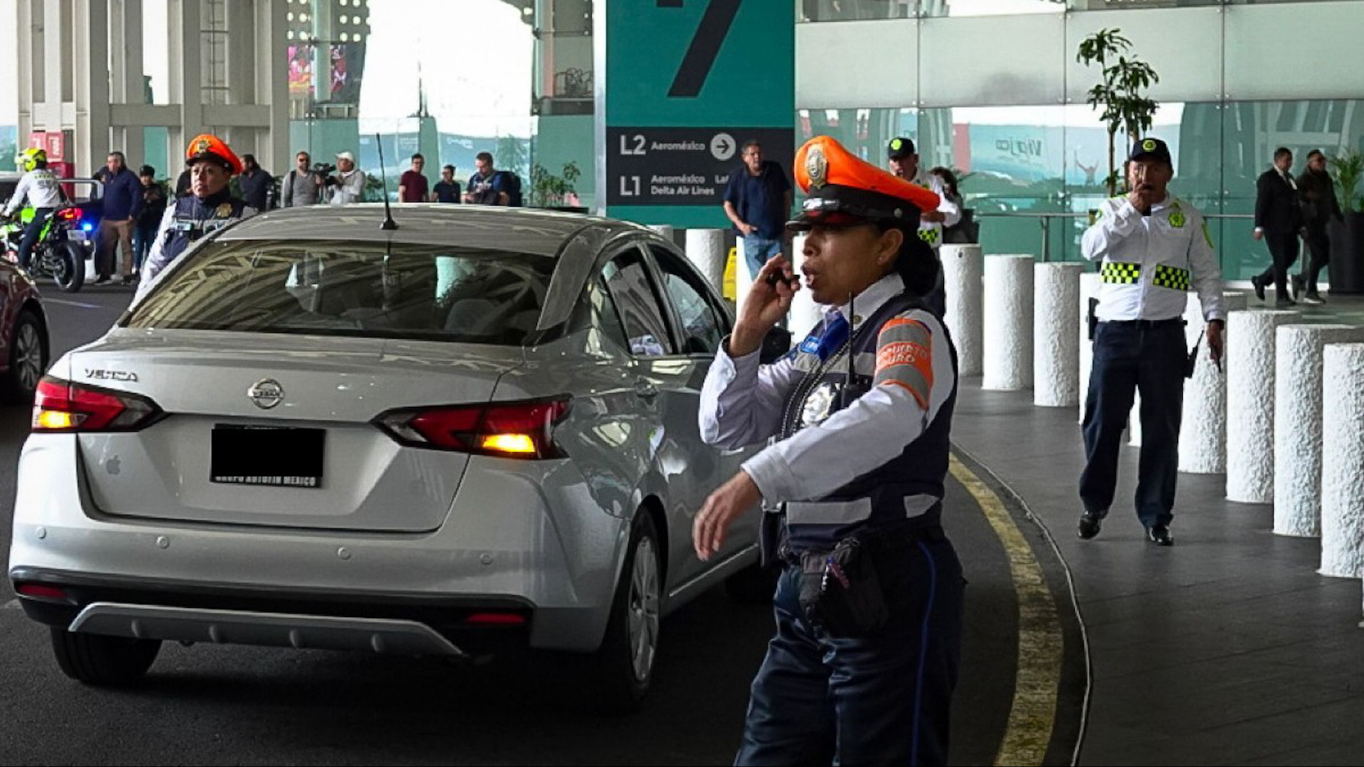 El AICM habilitó bahías externas para taxis de aplicación. Ahora los usuarios deben caminar al Circuito Bicentenario para tomar Uber o Didi.