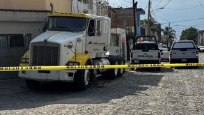 Tráiler detenido en una esquina con patrullas de la Policía de Tlaquepaque y del IJCF dentro de un área acordonada por una cinta policiaca