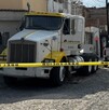 Tráiler detenido en una esquina con patrullas de la Policía de Tlaquepaque y del IJCF dentro de un área acordonada por una cinta policiaca