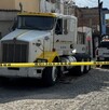 Tráiler detenido en una esquina con patrullas de la Policía de Tlaquepaque y del IJCF dentro de un área acordonada por una cinta policiaca