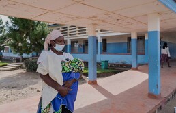 Una mujer con una mascarilla de protección en el acceso a un hospital en Bunia, República Democrática del Congo, el domingo 17 de mayo de 2026.