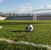 Se observa una cancha de futbol con un balón en medio.