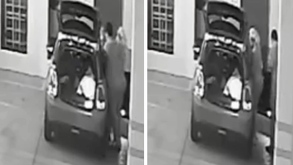 tres personas carga a una mujer inconsciente y la suben a un auto