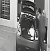 tres personas carga a una mujer inconsciente y la suben a un auto