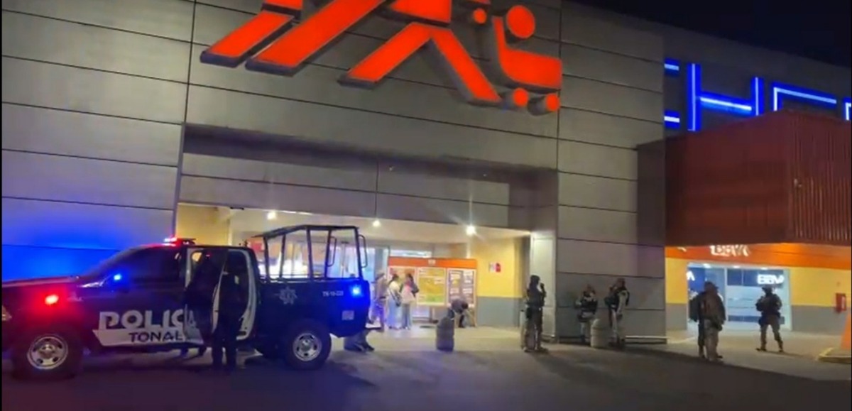 Un guardia de seguridad privada fue baleado en el estacionamiento de Plaza Lomas, en Tonalá. Conoce los detalles de la agresión y su estado de salud.