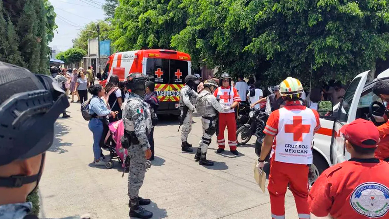 Más de 40 estudiantes resultaron lesionados tras un ataque de abejas en una telesecundaria de Cuautla, Morelos; autoridades evacuaron el plantel.