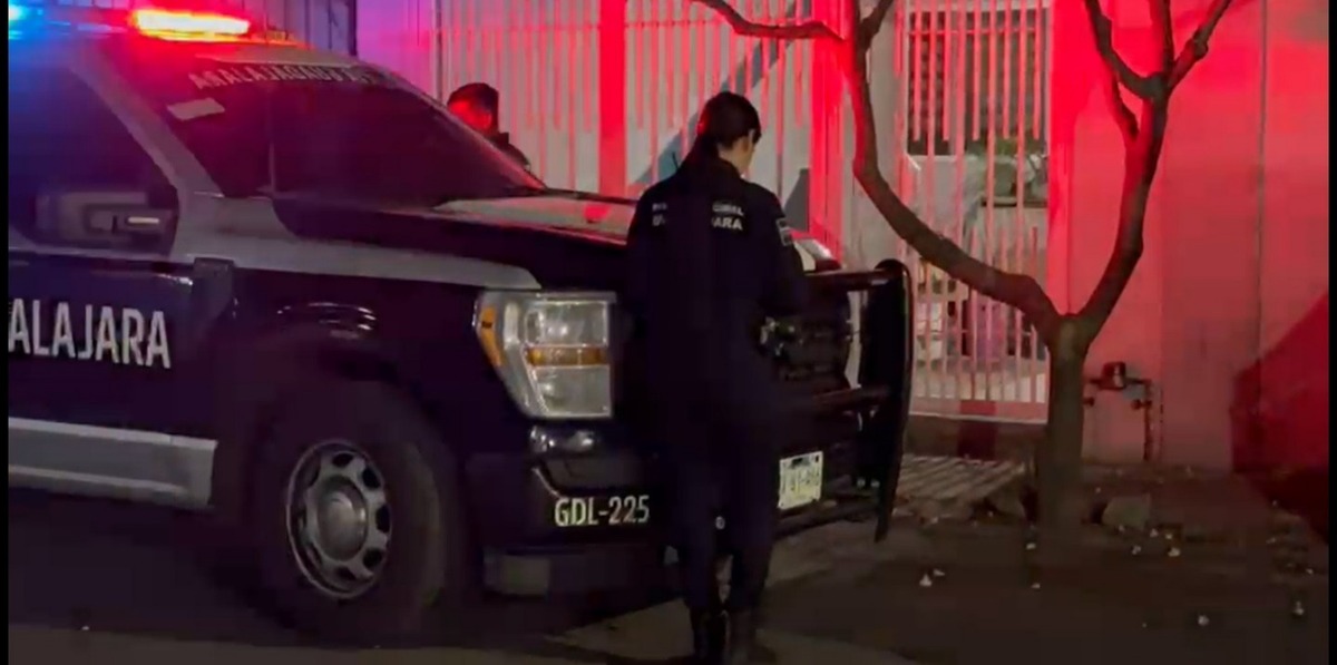 Un hombre de 75 años falleció tras sufrir un grave accidente con una motosierra mientras podaba un árbol en su casa de Guadalajara. Conoce los detalles.