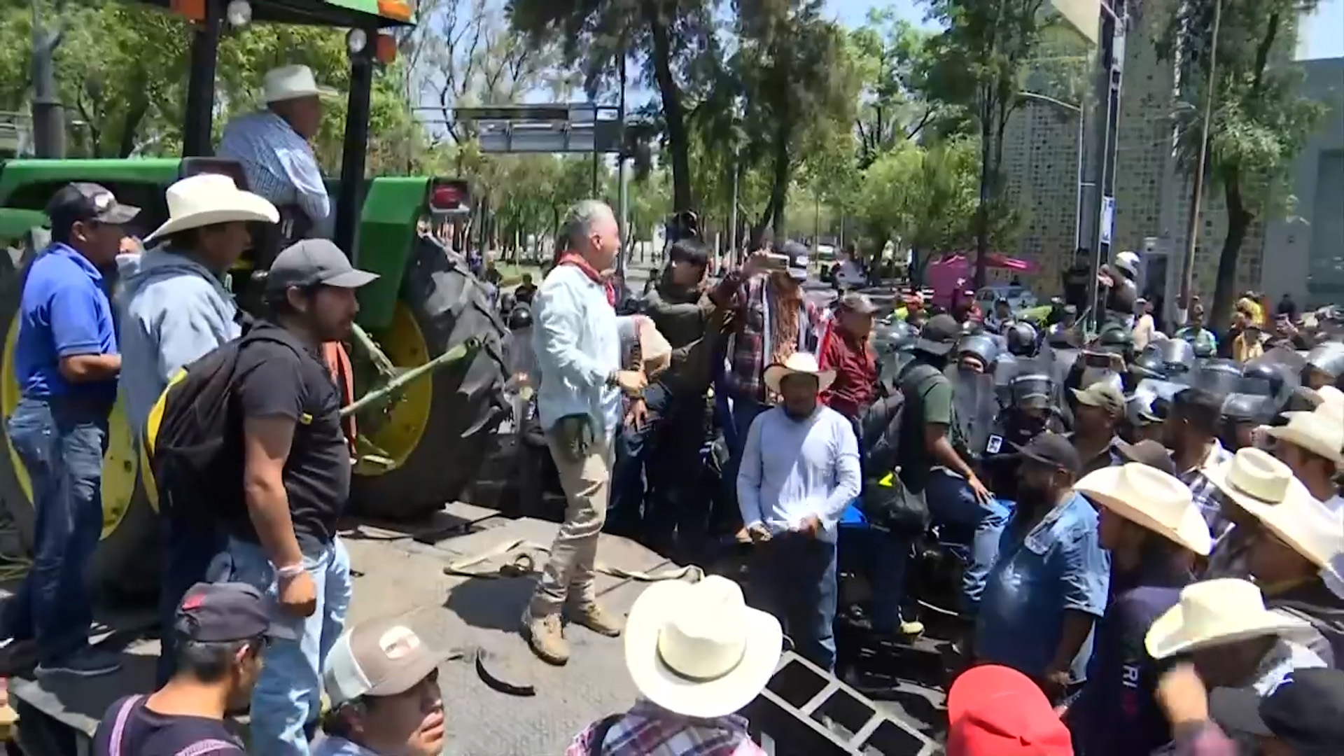 Productores del campo lanzan diésel a policías en Paseo de la Reforma. Bloquean Eje 2 Norte y amenazan con movilizaciones durante el Mundial de Futbol 2026.