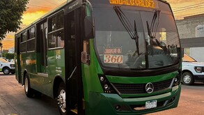 Camión verde de la ruta 360 del transporte público en Guadalajara estacionado en calles de la colonia San Juan Bosco