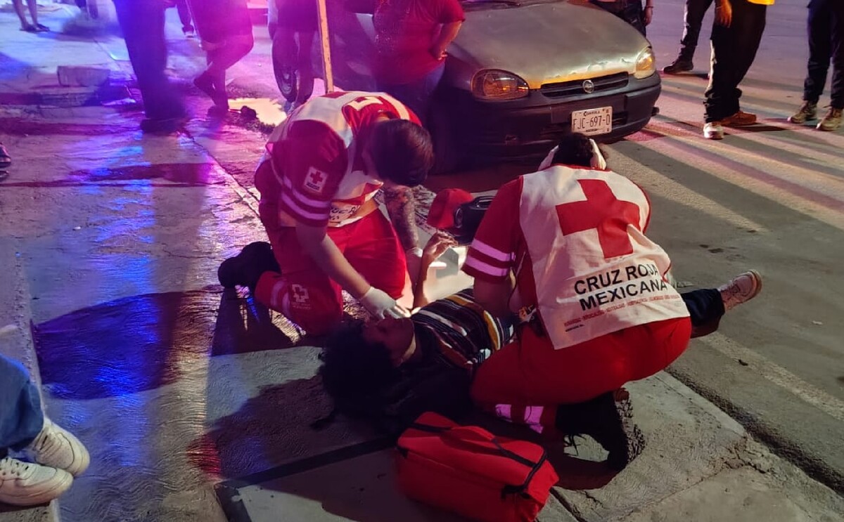 ciclista arrollado sobre la calle y siendo atendido por paramédicos en Torreón.