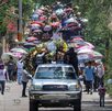Personas realizan un cortejo fúnebre a víctimas de una masacre en el municipio de Tehuitzingo, Puebla.