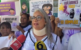Colectivos denunciando un presunto caso de abuso sexual a menor en Torreón.