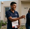 Joven con playera negra recibiendo llaves Infonavit, foto GEMINI
