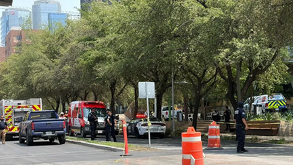 Un hombre de 26 años fue asesinado a balazos dentro de su vehículo en una zona comercial de San Pedro.
