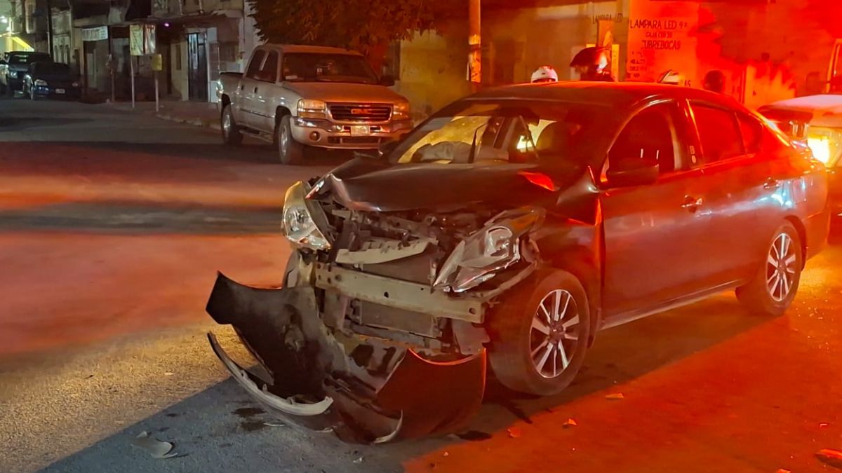Automóvil negro destruido por el choque.