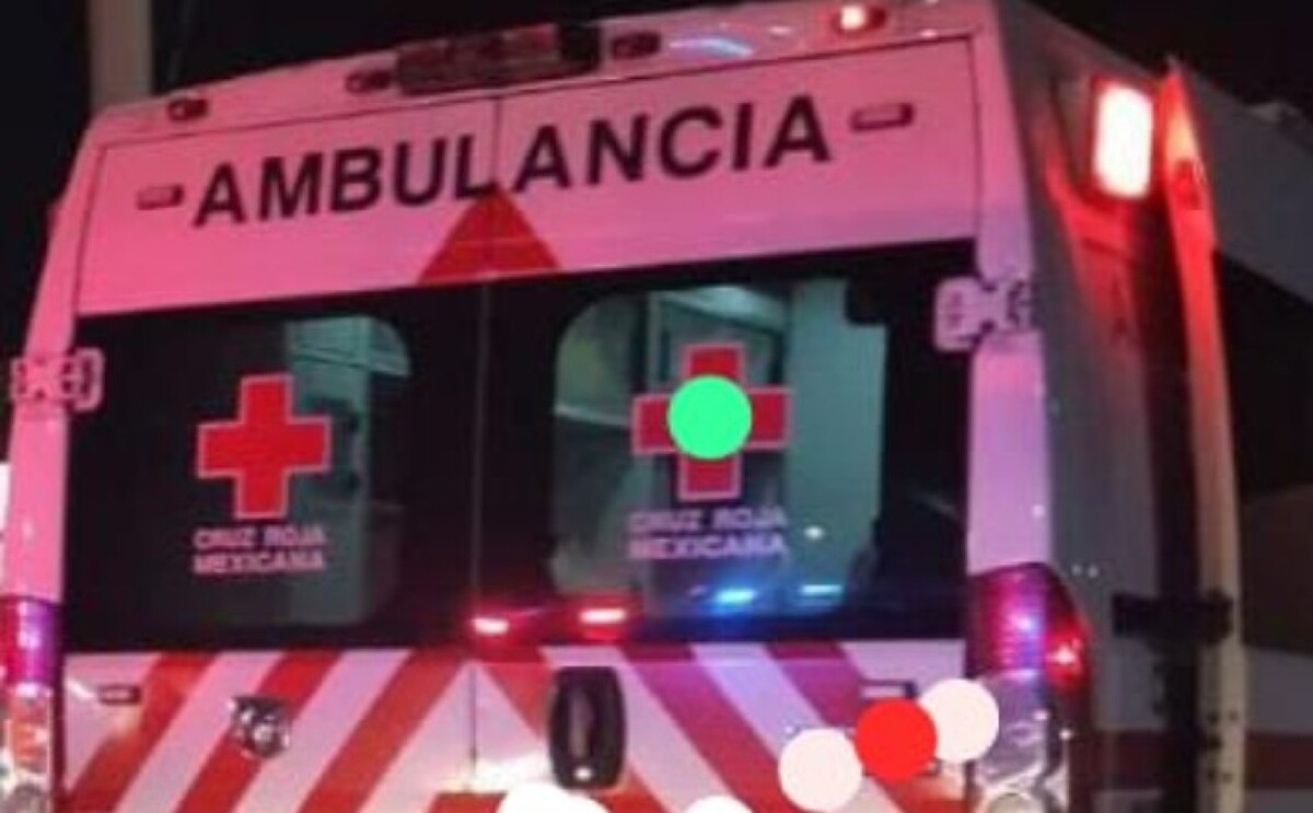 Paramédicos que atendieron a un hombre que perdió la vida al caer de su bicicleta.