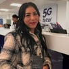 una mujer sostiene un teléfono celular en una tienda