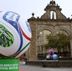 Figura gigante de un balón oficial de la FIFA para el Mundial 2026 colocada enfrente de los Arcos de Zapopan con una fuente en medio