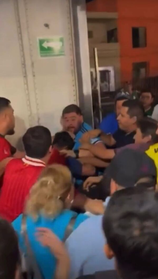 Captan agresión de un jugador a un árbitro en canchas de futbol en bulevar Fundadores, Saltillo. Vecinos denuncian venta ilegal de alcohol.