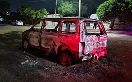 Camioneta que fue consumida por un incendio presuntamente provocado por una persona adicta en Torreón.