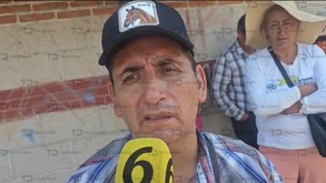 un hombre habla en entrevista