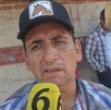 un hombre habla en entrevista