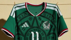 Aficionados celebrando con la playera de la selección mexicana.