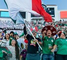 Aficionados celebrando con la playera de la selección mexicana.