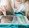 Menor utilizando una tablet