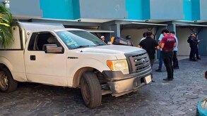 Policías y personal de emergencia en un motel de Boca del Río, Veracruz.