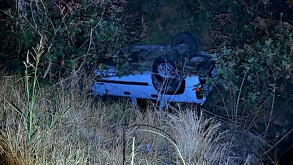 Camioneta blanca volcada dentro de un canal entre árboles y maleza luego de chocar en Carretera a Chapala