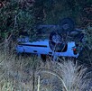 Camioneta blanca volcada dentro de un canal entre árboles y maleza luego de chocar en Carretera a Chapala