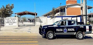 Se observa una fachada de un lugar en color blanco con letras que dicen Escuela Secundaria General número 21 Javier Luis Cabello Siller.