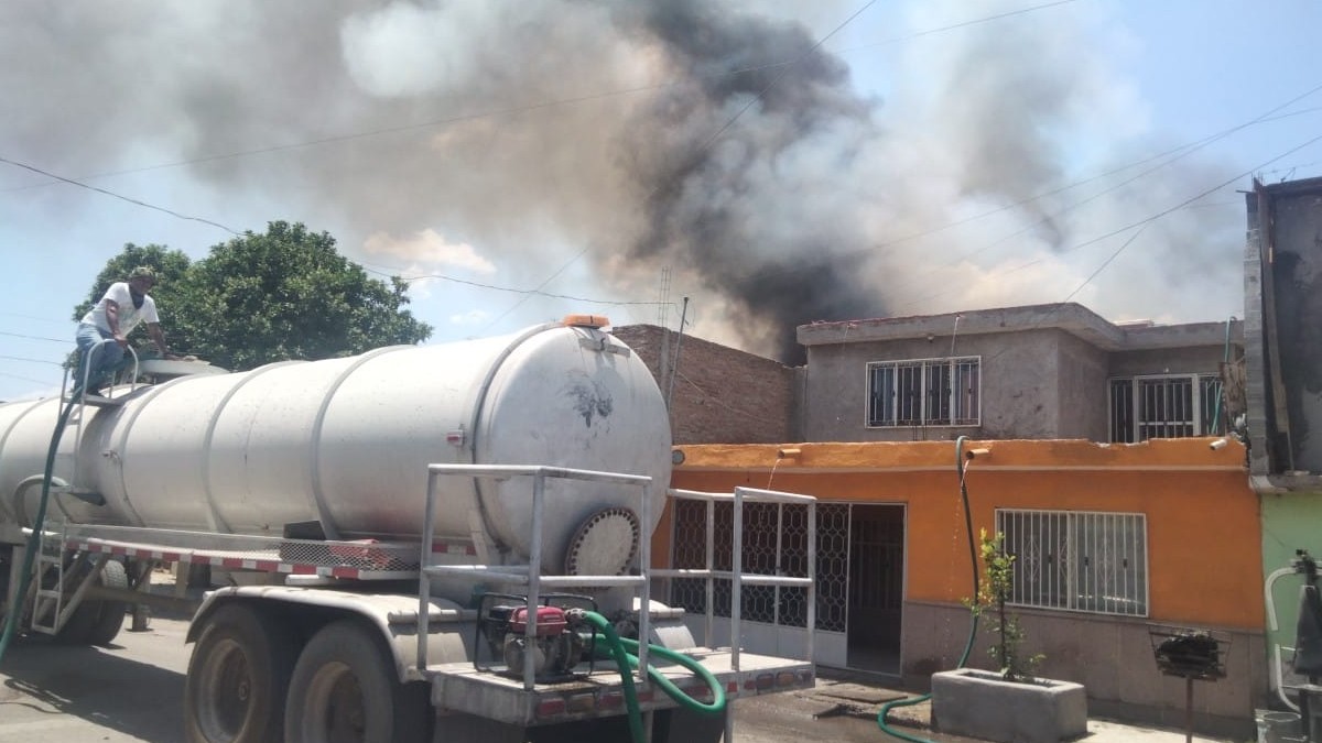 Tráiler con gas por incendio de casa