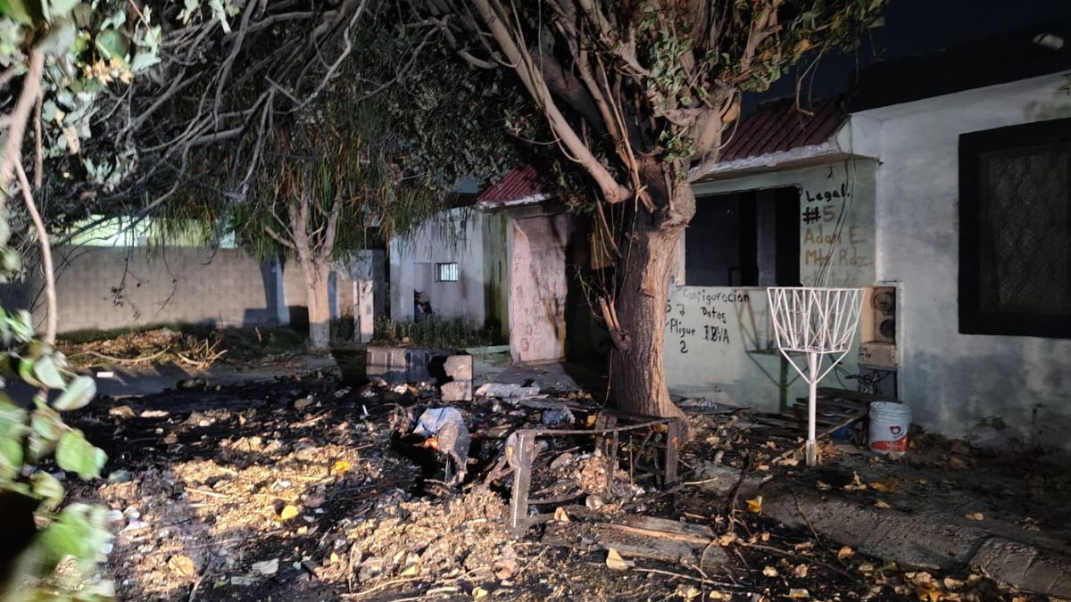 Vivienda incendiada con acumulación de basura.