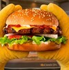 Se observa una hamburguesa con pan, carne de res, tomate, cebolla, queso.