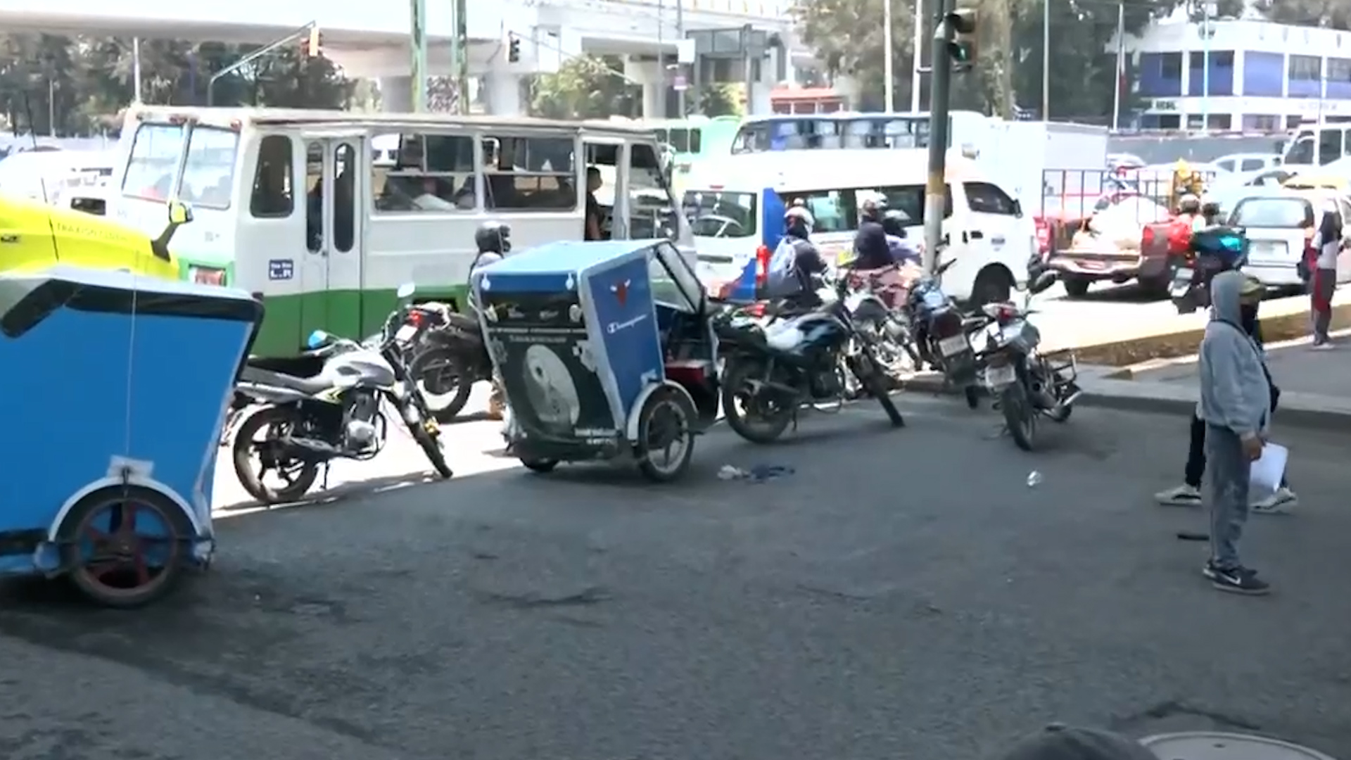 Reportan cierre vial en Periférico Oriente y Bordo de Xochiaca, Neza. Familiares exigen libertad de Carlos Alberto frente a la Fiscalía de Homicidios.
