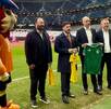 Samuel García y directivos suecos intercambiaron jerseys de las selecciones de México y Suecia previo al Mundial 2026.