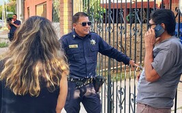Policía atendiendo el reporte de una mujer que fue golpeada por su esposo en Ampliación La Rosita.