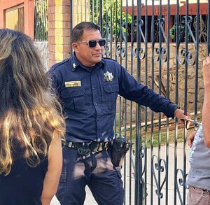 Policía atendiendo el reporte de una mujer que fue golpeada por su esposo en Ampliación La Rosita.