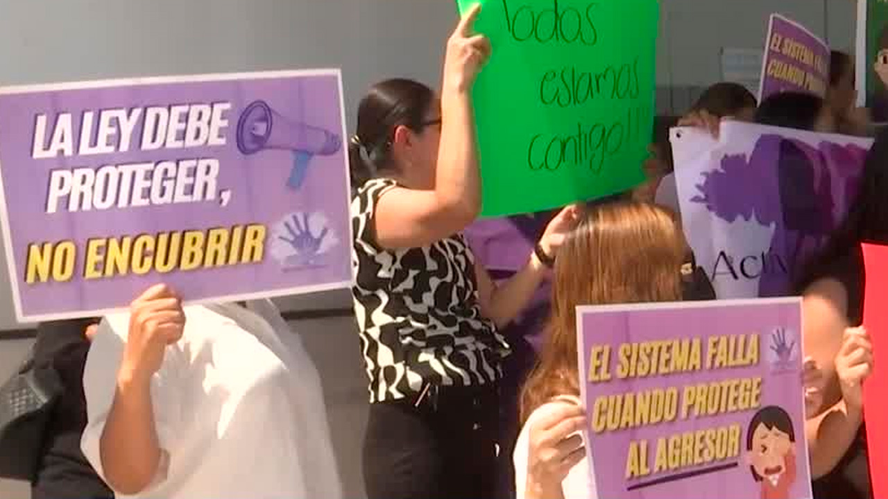 Colectivos feministas realizaron una manifestación para exigir justicia por el caso de presunto abuso sexual a una niña en un colegio particular de Torreón.