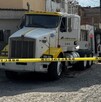 Tráiler detenido en una esquina con patrullas de la Policía de Tlaquepaque y del IJCF dentro de un área acordonada por una cinta policiaca