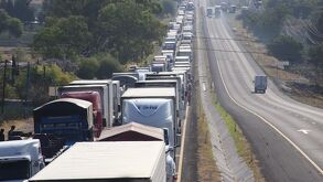 Transportistas cierran parcialmente la carretera Celaya–Apaseo para exigir seguridad la tarde del miércoles 20 de mayo. La protesta generó un caos vial.
