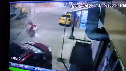 Tras la colisión, el motociclista perdió el control de su unidad y derrapó varios metros.