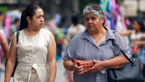 Mujeres caminando por el centro histórico de Puebla.
