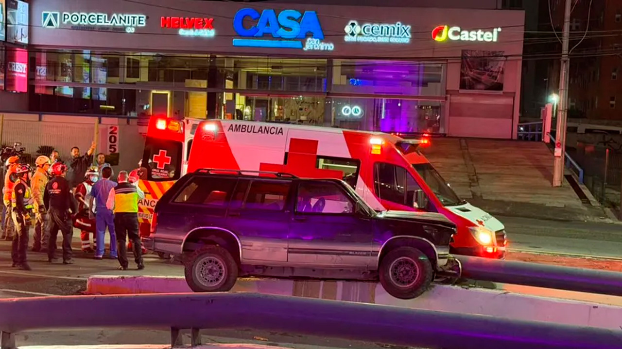 Un joven de 19 años resultó lesionado y atrapado dentro de una camioneta tras un aparatoso accidente sobre la Calzada San Jerónimo.
