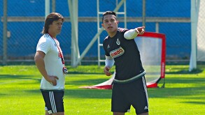 Matías Almeyda con Carlos Salcedo en un entrenamiento con Chivas.