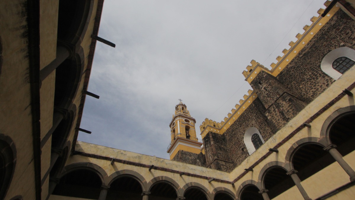Infraestructura de la iglesia de Cholula vista desde abajo